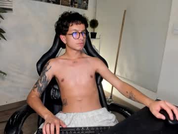Flor_verdammt, welcuuuuum #latino #18 #smoke #dominant #new [111 tokens remaining], webcam photo