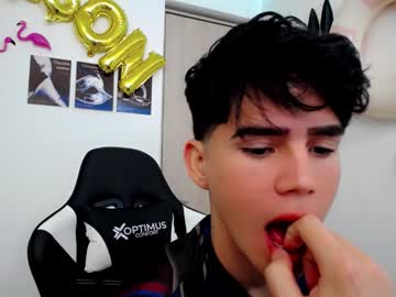 kiss_whitee - Live Male Cam – Free Gay Cam Show