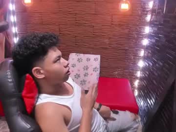 Machmerevans, 21 years old, Machmerevans's room Hello, welcome to my room #young  #lovense  #18  #twink  #analdildo, webcam photo