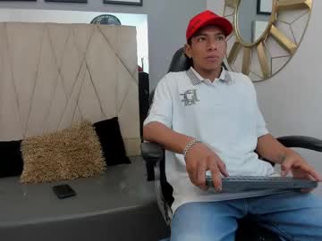 Mickey_beasley, 18 years old, GOAL: make Naked [25 tokens remaining] Welcome to my room! #bigcock #dark #atletic #cum #new, webcam photo