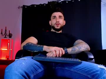 mightyaaron – Live Performer