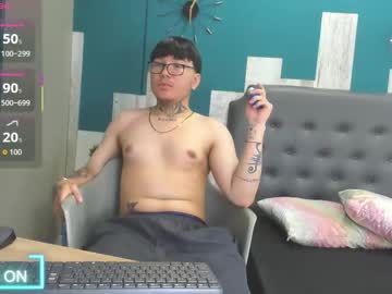 Noah_west19, 18 years old, GOAL: flex [25 tokens remaining] 🟩🟩🟩🟩🟥Hello! i'm Noah! Dare to make me Cum?! #bigcock #18 #cum #lovense #teen, webcam photo
