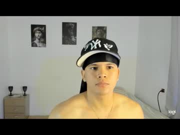 Sant_wahlberg, 20 years old, Pants off 🫣 [185 tokens left] #bigcock #18 #muscle #daddy #young, webcam photo