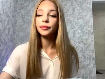 Terravanlue, 18 years old, Goall:  "Hands under top, touch my boobs" / Hey my name is Elise and im #new here  #18 years old, #shy, #blonde #teen and #young star haha! [127 tokens remaining], webcam photo