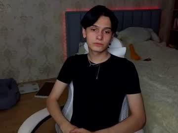 Vilgelm_wow, 18 years old, ❤️ Lets play! 💦 🎯 ❤️Close to the camera❤️ [19 tk left] #bigcock #18 #twink #gay #c2c, webcam photo